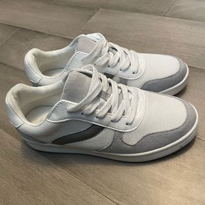 Womens Fashion Sneaker SIZE 7